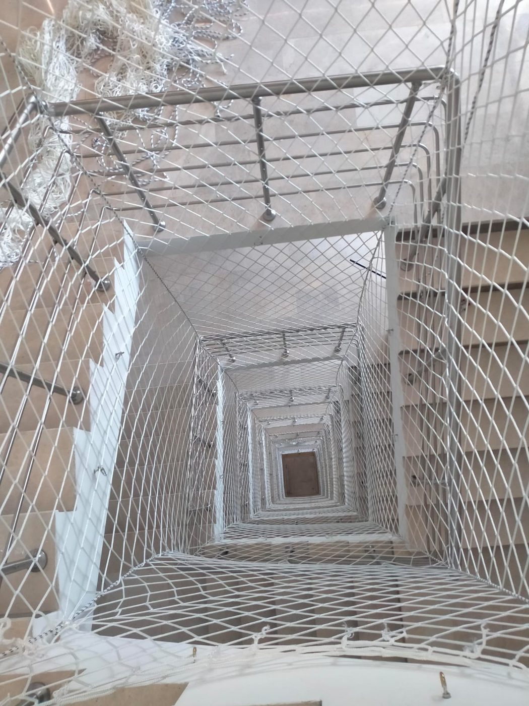 Merdiven boşluğuna yatay güvenlik ağı